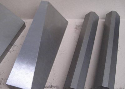 Hardfaced wood chipper anvils/bed knives